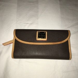 Dooney and Bourke wallet! ♡